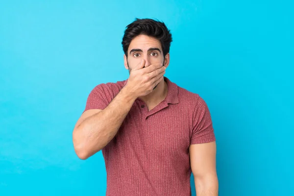 Jonge Knappe Man Met Baard Geïsoleerde Blauwe Achtergrond Bedekken Mond — Stockfoto