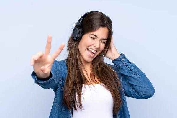 Teenager Βραζιλιάνα Κοπέλα Ακούγοντας Μουσική Και Τραγουδώντας Απομονωμένο Μπλε Φόντο — Φωτογραφία Αρχείου