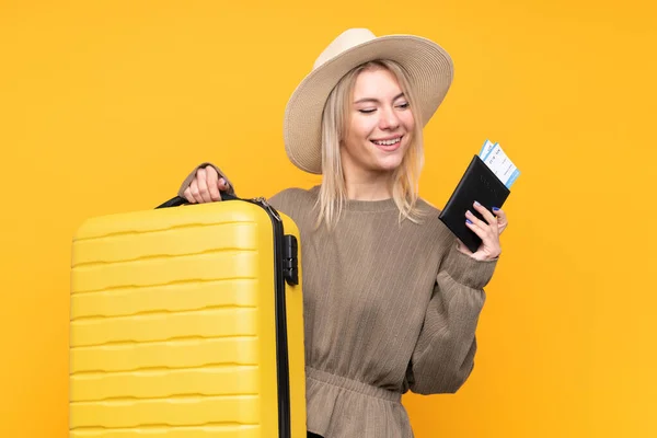 Jovem Loira Sobre Fundo Amarelo Isolado Férias Com Mala Passaporte — Fotografia de Stock