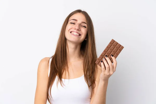 Mladá Žena Nad Izolované Bílé Pozadí Čokoládovou Tabletu Šťastný — Stock fotografie