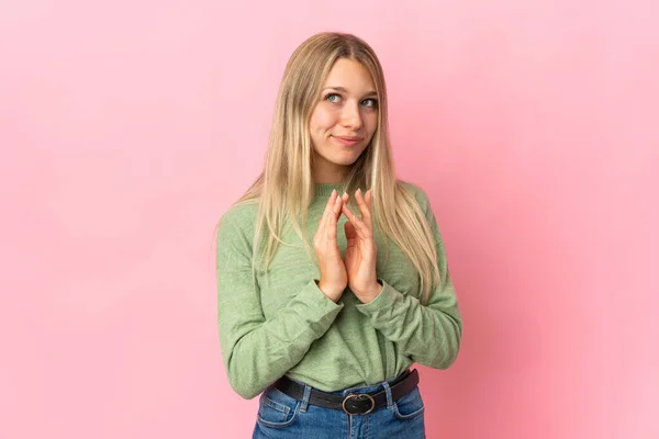 Junge Blonde Frau Isoliert Auf Rosa Hintergrund Intrigen Etwas — Stockfoto