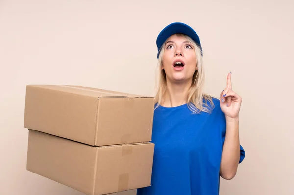 Young Delivery Woman Isolated Background Pointing Index Finger Great Idea — Stock Photo, Image