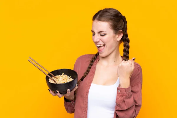 Jovem Sobre Fundo Amarelo Isolado Celebrando Uma Vitória Enquanto Segurava — Fotografia de Stock