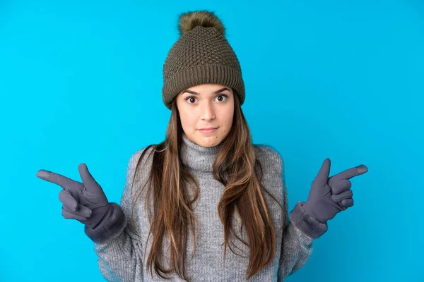 Chica Adolescente Con Sombrero Invierno Sobre Fondo Azul Aislado Apuntando — Foto de Stock