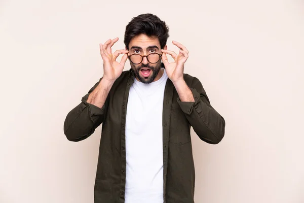 Young Handsome Man Beard Isolated Background Glasses Surprised — Stock Photo, Image