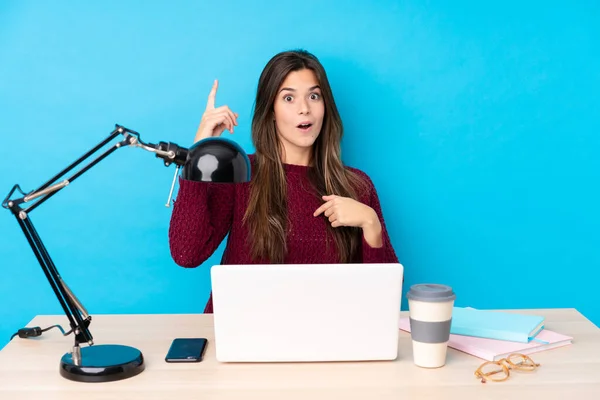 Tiener Braziliaanse Meisje Met Een Laptop Een Tabel Met Verrassing — Stockfoto