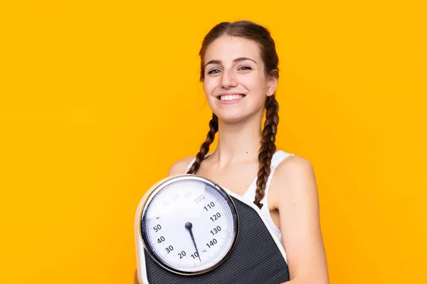 Giovane Donna Sfondo Giallo Isolato Con Pesatrice — Foto Stock