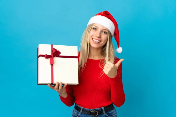 Mujer Con Sombrero Navidad Sosteniendo Regalo Aislado Sobre Fondo Azul —  Fotos de Stock