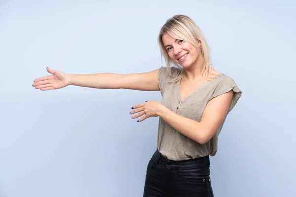 Junge Blonde Frau Über Isoliertem Blauem Hintergrund Die Hände Zur — Stockfoto