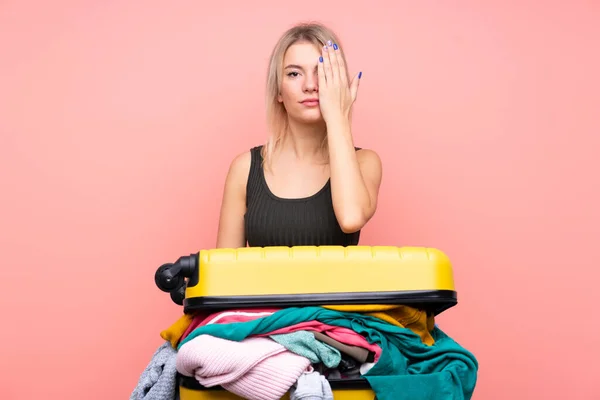 Viaggiatore Donna Con Una Valigia Piena Vestiti Sfondo Rosa Isolato — Foto Stock