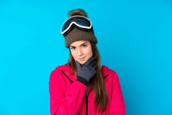 Teenager Lyžař Dívka Snowboarding Brýle Přes Izolované Modré Pozadí Myšlení — Stock fotografie