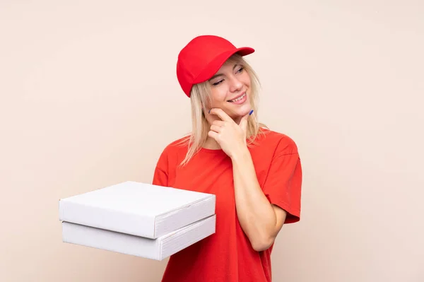 Consegna Pizza Donna Russa Possesso Una Pizza Oltre Muro Isolato — Foto Stock