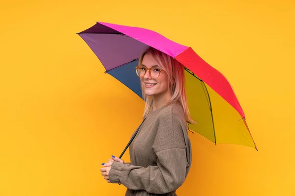 Jeune Femme Blonde Tenant Parapluie Sur Mur Jaune Isolé Regardant — Photo