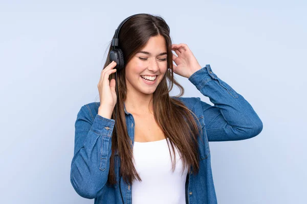 Tiener Braziliaanse Meisje Luisteren Muziek Geïsoleerde Blauwe Achtergrond — Stockfoto