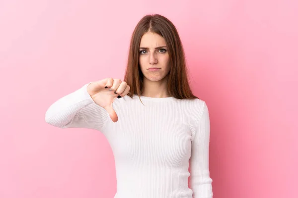 Junge Frau Auf Isoliertem Rosa Hintergrund Zeigt Daumen Nach Unten — Stockfoto