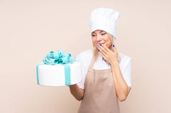 Jeune Femme Russe Avec Gros Gâteau Sur Fond Isolé — Photo