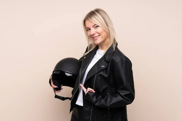 오토바이 헬멧을 여자가 위에서 그것을 가리키고 — 스톡 사진