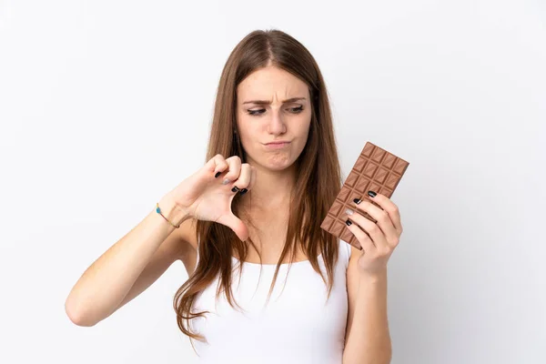 Mladá Žena Izolovaném Bílém Pozadí Čokoládovou Tabletu Dělat Špatný Signál — Stock fotografie