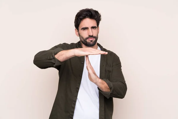 Joven Hombre Guapo Con Barba Sobre Fondo Aislado Haciendo Gesto — Foto de Stock