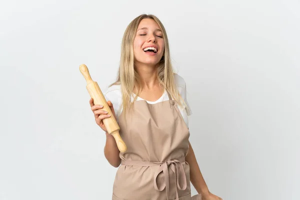Jonge Vrouw Met Een Rollende Pin Geïsoleerd Witte Achtergrond Lachen — Stockfoto