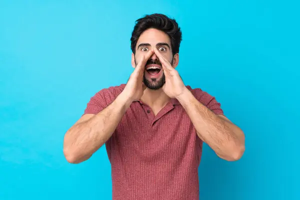 Jonge Knappe Man Met Baard Geïsoleerde Blauwe Achtergrond Schreeuwen Iets — Stockfoto