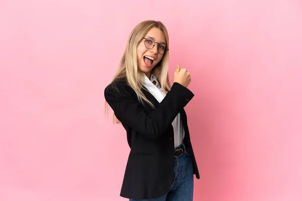 Mulher Loira Negócios Isolada Fundo Rosa Celebrando Uma Vitória — Fotografia de Stock