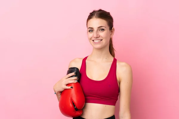 Junge Sportlerin Vor Isoliertem Rosa Hintergrund Mit Boxhandschuhen — Stockfoto