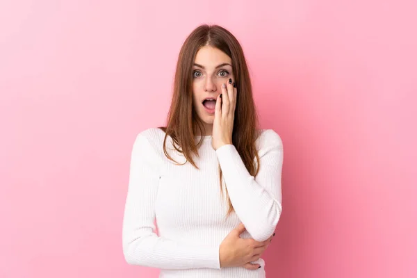 Young Woman Isolated Pink Background Surprised Shocked While Looking Right — Stock Photo, Image