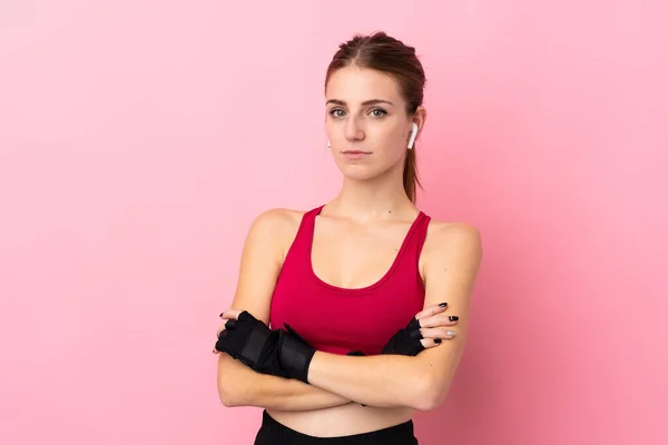 Jonge Sport Vrouw Geïsoleerde Roze Achtergrond Houden Van Armen Gekruist — Stockfoto