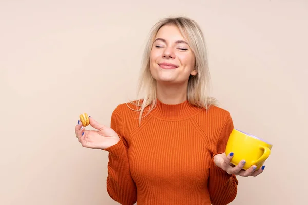 Jovem Loira Russa Sobre Fundo Isolado Segurando Macarons Franceses Coloridos — Fotografia de Stock