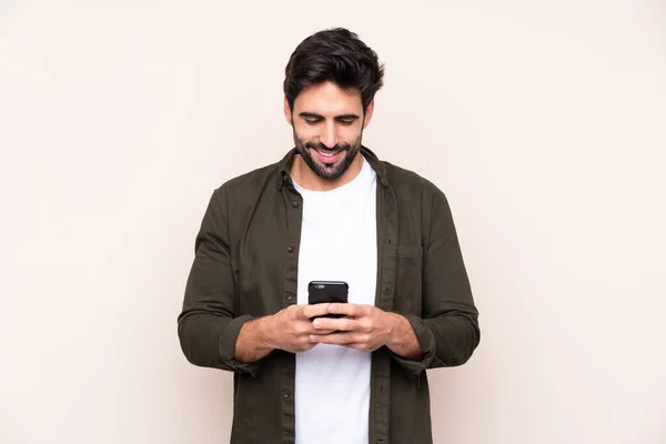 Sakallı Sakallı Genç Yakışıklı Bir Adam Cep Telefonuyla Mesaj Yolluyor — Stok fotoğraf