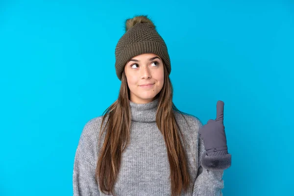Chica Adolescente Con Sombrero Invierno Sobre Fondo Azul Aislado Apuntando — Foto de Stock