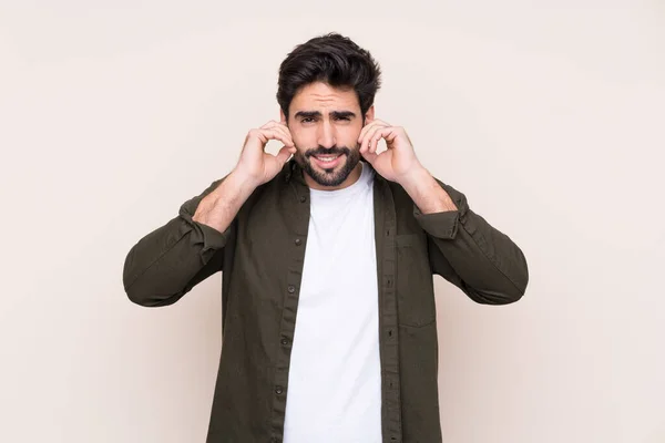 Joven Hombre Guapo Con Barba Sobre Fondo Aislado Frustrado Cubriendo — Foto de Stock