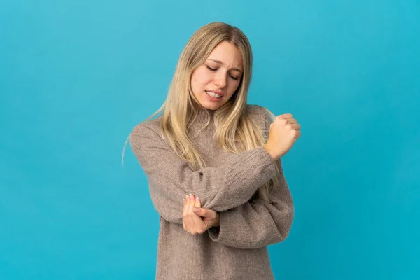 Jong Blond Vrouw Geïsoleerd Blauwe Achtergrond Met Pijn Elleboog — Stockfoto