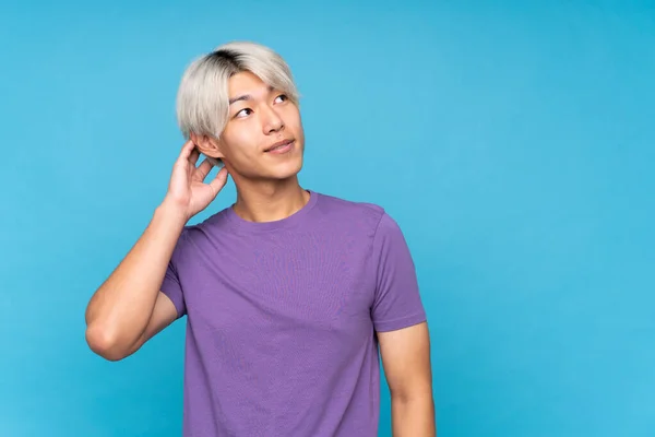 Joven Asiático Hombre Sobre Aislado Azul Fondo Pensamiento Idea — Foto de Stock