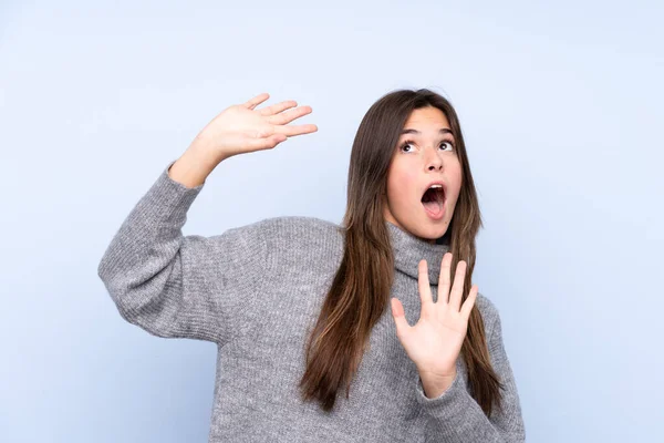 Tiener Braziliaanse Meisje Geïsoleerde Blauwe Achtergrond Nerveus Bang — Stockfoto