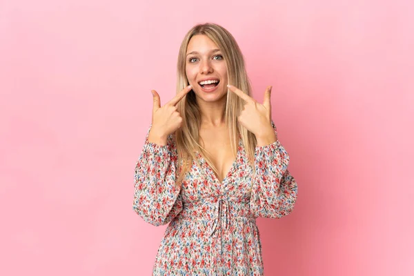 Ung Blond Kvinna Isolerad Rosa Bakgrund Ger Tummen Upp Gest — Stockfoto