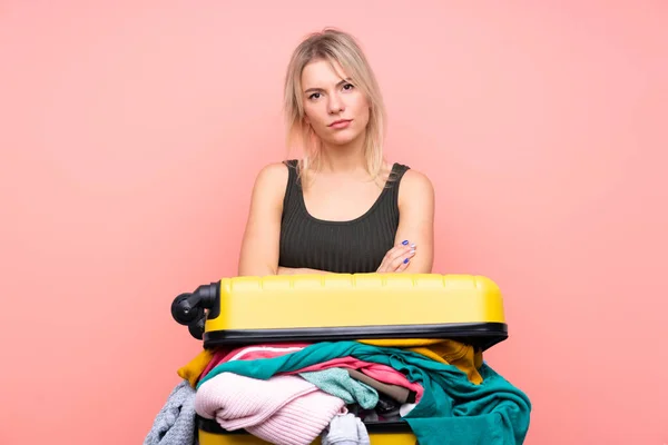 Viaggiatore Donna Con Una Valigia Piena Vestiti Sfondo Rosa Isolato — Foto Stock