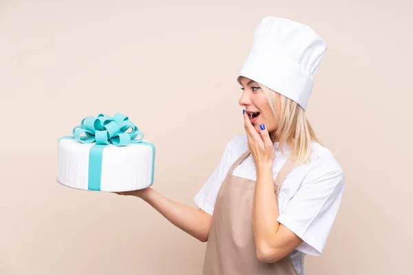 Jeune Femme Russe Avec Gros Gâteau Sur Fond Isolé Avec — Photo