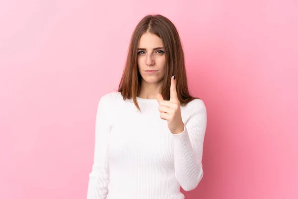 Mujer Joven Sobre Fondo Rosa Aislado Frustrado Apuntando Hacia Frente —  Fotos de Stock