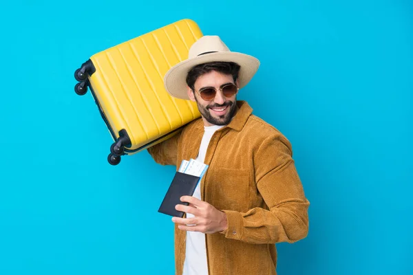 Jovem Bonito Homem Com Barba Sobre Fundo Azul Isolado Férias — Fotografia de Stock