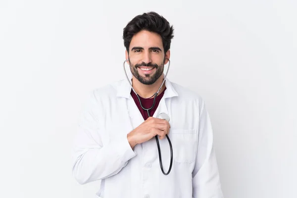 年轻英俊的男子 留着胡子 独立的白色背景 身穿医生礼服 带着听诊器 — 图库照片
