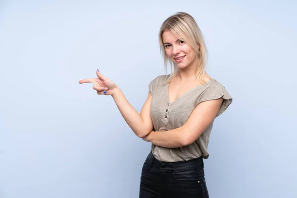 Mujer Rubia Joven Sobre Fondo Azul Aislado Señalando Dedo Hacia — Foto de Stock