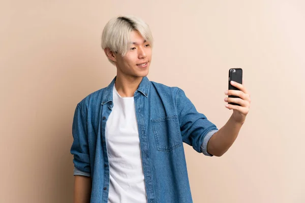 Fiatal Ázsiai Férfi Elszigetelt Háttér Csinál Egy Szelfi Mobil — Stock Fotó