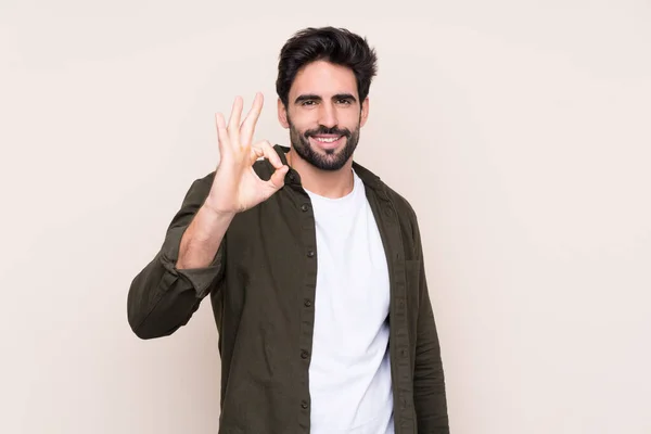 Joven Hombre Guapo Con Barba Sobre Fondo Aislado Mostrando Signo — Foto de Stock