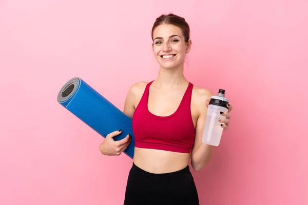 Mujer Deportiva Joven Sobre Fondo Rosa Aislado Con Botella Agua —  Fotos de Stock