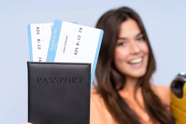 Мандрівниця Бразилії Яка Тримає Валізу Паспорт Через Ізольований Синій Фон — стокове фото