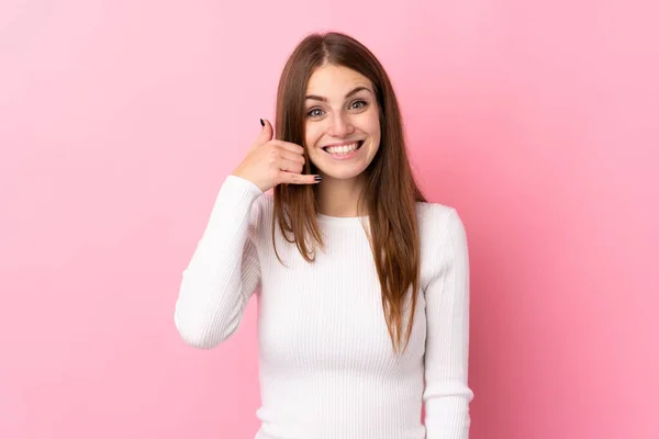 Junge Frau Über Isoliertem Rosa Hintergrund Mit Handygesten Rufen Sie — Stockfoto