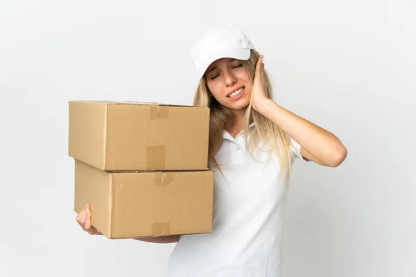 Jovem Mulher Parto Isolado Fundo Branco Frustrado Cobrindo Orelhas — Fotografia de Stock