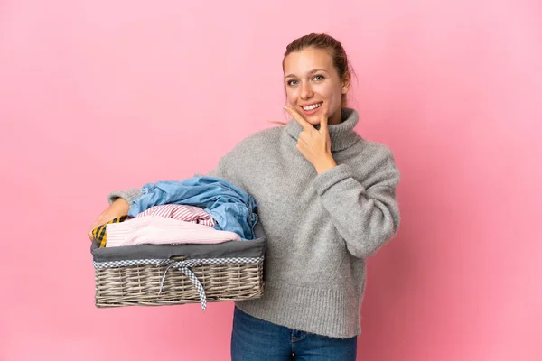 Pembe Arka Planda Izole Edilmiş Bir Çamaşır Sepetini Tutan Genç — Stok fotoğraf